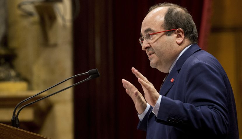 BARCELONA, 14/06/2017.- El líder del PSC, Miquel Iceta, durante su intervención ante el pleno del Parlament donde el president Puigdemont ha comparecido para hacer balance del cumplimiento de la resolución del pleno de la pobreza de hace un año. EFE/Quique García
