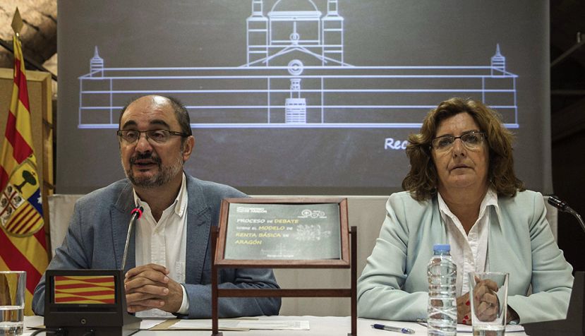 El presidente de Aragón, Javier Lambán (i), acompañado por la consejera de Ciudadanía y Derechos Sociales, María Victoria Broto / EFE / ARCHIVO