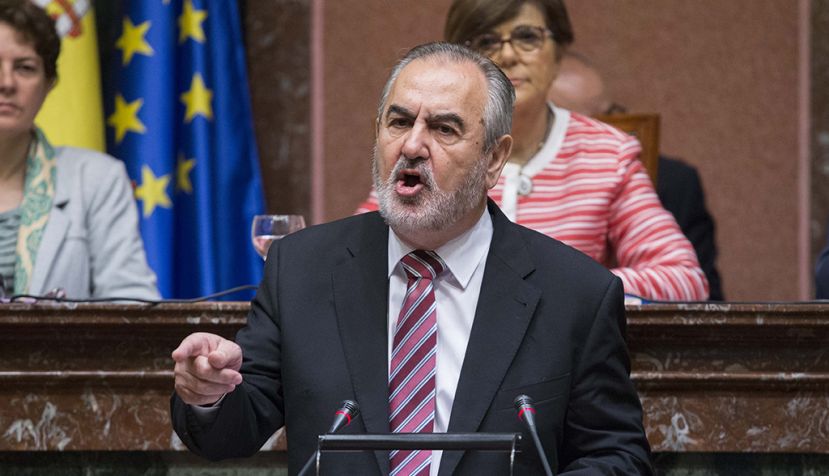 CARTAGENA (MURCIA), 29/04/2017.- El portavoz del grupo parlamentario socialista en el parlamento murciano, Rafael González Tovar, durante su intervención en la segunda sesión del pleno de investidura celebrada esta mañana en la Asamblea Regional, en la que el candidato del PP a la presidencia del Gobierno autonómico, Fernando López Miras ha sido designado presidente gracias a la abstención de los cuatro diputados de Ciudadanos. EFE/Marcial Guillén