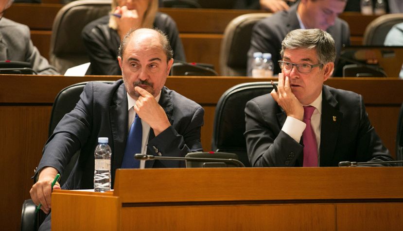 El presidente del Gobierno de Aragón, Javier Lambán (i) y el consejero de Presidencia, Vicente Guillén (d) / EFE / ARCHIVO