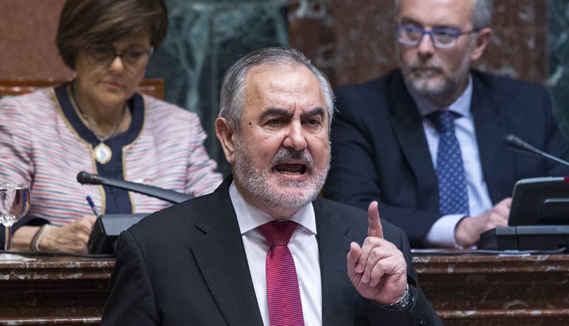 CARTAGENA (MURCIA), 27/04/2017.- El portavoz socialista en el Parlamento murciano, Rafael González Tovar, durante su intervención hoy en la primera sesión del debate de investidura como presidente del candidato del PP, Fernando López Miras, en la Asamblea Regional de Murcia, en Cartagena. EFE/Marcial Guillén