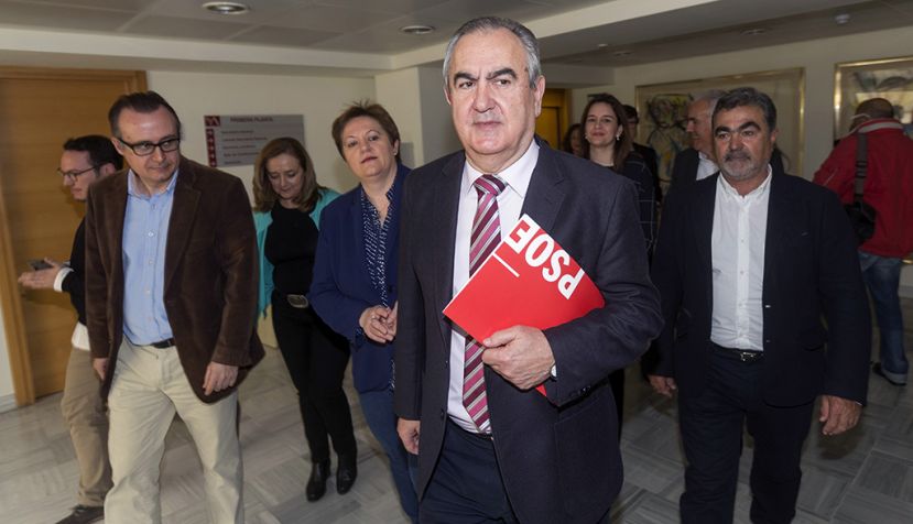 El secretario general del PSOE murciano, Rafael González Tovar (c), acompañado por los otros 12 diputados del grupo socialista en la Asamblea General / EFE / ARCHIVO