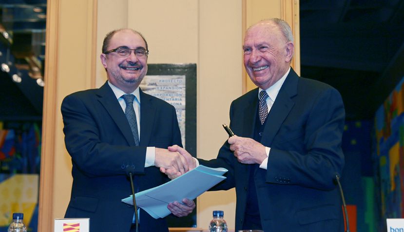 ZARAGOZA, 03/02/2017.- El presidente del Gobierno de Aragón, Javier Lambán, y el de BonÁrea, Jaume Alsina, se saludan tras firmar el convenio de colaboración que permitirá al grupo replicar en Épila su centro de producción "La Closa" de Guissona (Lérida), lo que exigirá 500 nuevas tiendas en el que será otro paso del grupo para llegar a Madrid, Levante y el norte de España. EFE/Javier Cebollada